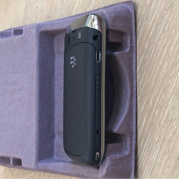 BlackBerry Bold 9700 Smartphone with Battery Charger Headset USB Cable - Picture 6 of 14